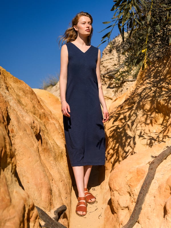 A sleeveless midi with a soft V neckline, this dress has a side seam pocket detail and a back hem split for added movement. The slub texture lends a casual touch, ideal for warm weather layering or simple styling.