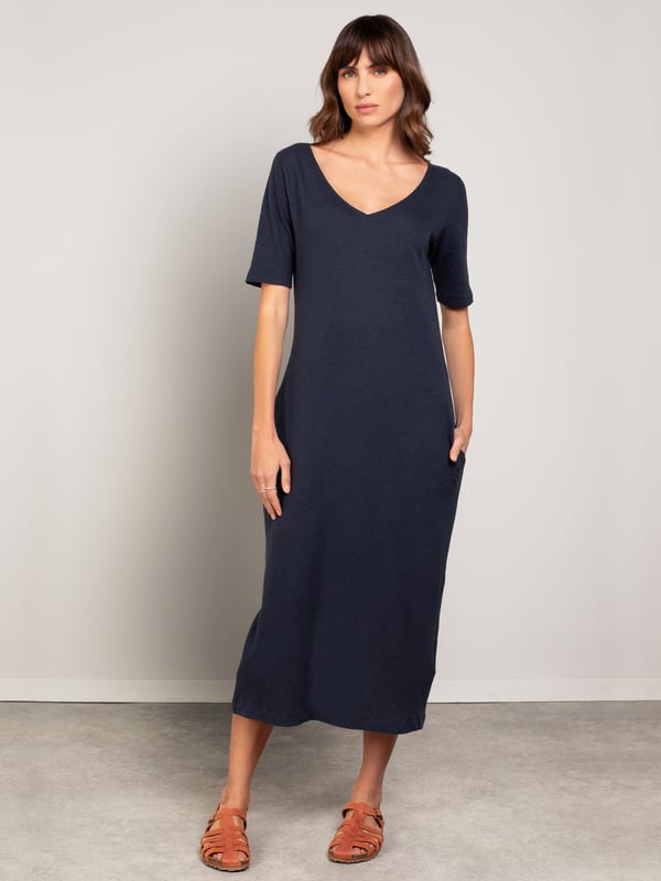 Linen Blend V Neck Midi Dress offers a new dress shape in our classic linen and  cotton blend jersey, which features a beautiful textured slub in the fabric. The cocoon-shaped dress with half-length slim-fitting sleeves and a split in the back centre hem offers ease of movement. Featuring practical pockets in the side seams and a flattering midi length, this dress offers an elegant and classic addition to your wardrobe.