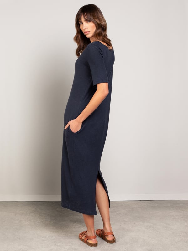 Linen Blend V Neck Midi Dress offers a new dress shape in our classic linen and  cotton blend jersey, which features a beautiful textured slub in the fabric. The cocoon-shaped dress with half-length slim-fitting sleeves and a split in the back centre hem offers ease of movement. Featuring practical pockets in the side seams and a flattering midi length, this dress offers an elegant and classic addition to your wardrobe.