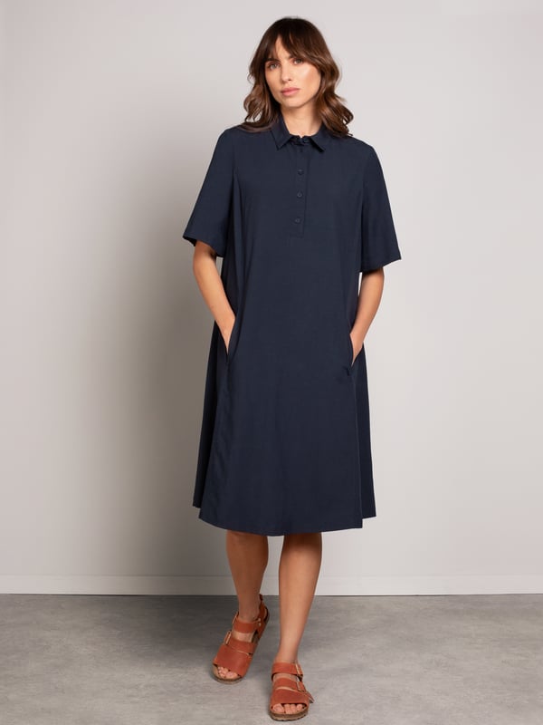 With a collared neckline and flattering swing shape, this dress is designed for effortless style. The half-length sleeves provide added comfort, while the blend of viscose and linen ensures a soft feel, perfect for both casual wear or occasions.