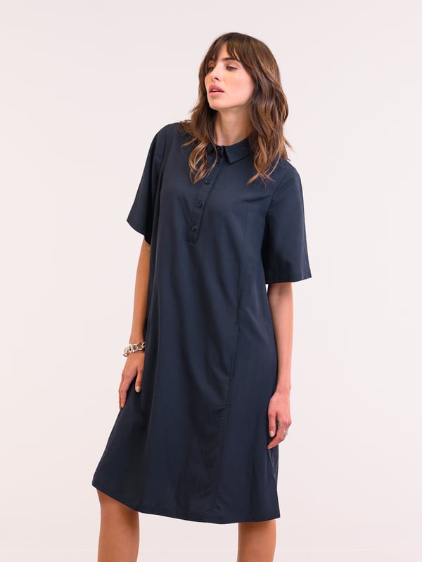 With a collared neckline and flattering swing shape, this dress is designed for effortless style. The half-length sleeves provide added comfort, while the blend of viscose and linen ensures a soft feel, perfect for both casual wear or occasions.