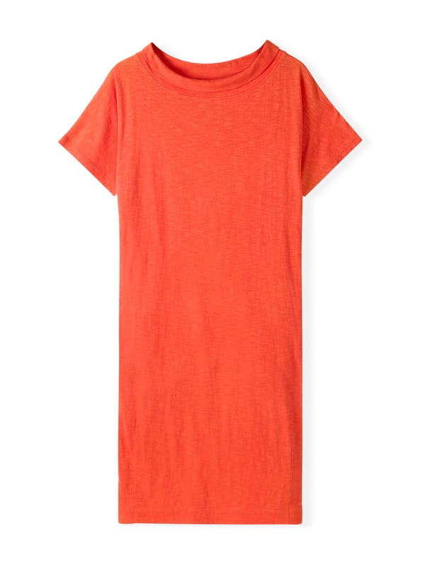 This knee-length dress offers a relaxed, straight fit with a folded boat collar and grown-on sleeves. The slub jersey fabric adds subtle texture, while practical side seam pockets provide versatility for everyday wear.