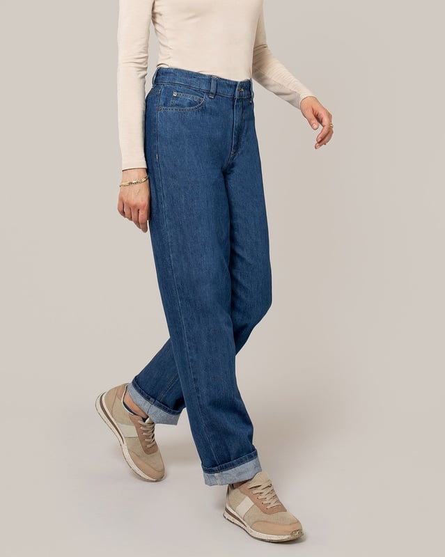 Crafted from 100% cotton denim, these straight-leg jeans feature a mid-rise waist and a classic straight leg silhouette. Complete with traditional denim five-pocket styling, they are an easy wear, with timeless versatility.