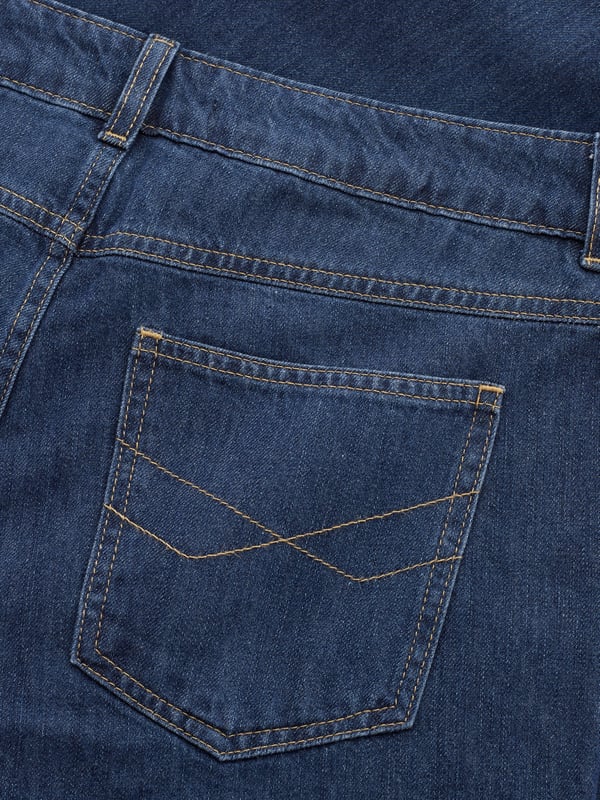Crafted from 100% cotton denim, these straight-leg jeans feature a mid-rise waist and a classic straight leg silhouette. Complete with traditional denim five-pocket styling, they are an easy wear, with timeless versatility.