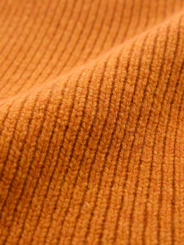 Experience ultimate comfort with these Lambswool gloves. Their unique ribbed design ensures a snug fit, which contours with your hands. Made from Lambswool for a soft and luxurious feel, made in Britain.