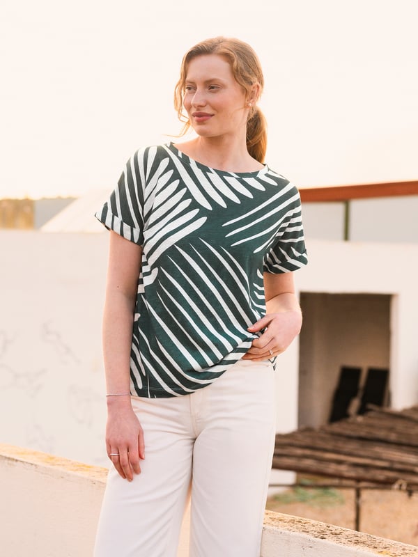 This crew neckline T-shirt features a straight fit and grown-on sleeves for a contemporary feel. Crafted for comfort, it’s an essential piece that can be easily paired with various outfits for a laid-back yet stylish look.