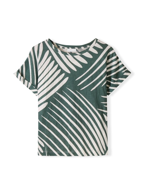 This crew neckline T-shirt features a straight fit and grown-on sleeves for a contemporary feel. Crafted for comfort, it’s an essential piece that can be easily paired with various outfits for a laid-back yet stylish look.