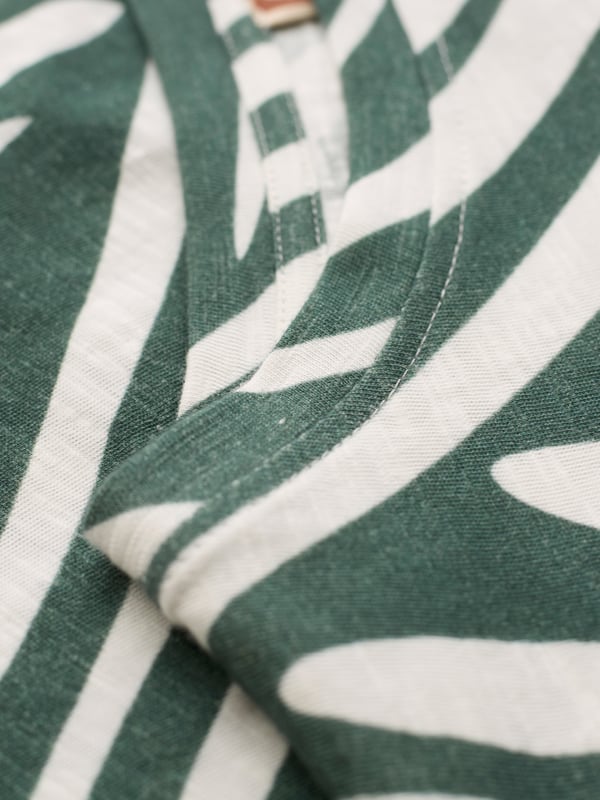 This crew neckline T-shirt features a straight fit and grown-on sleeves for a contemporary feel. Crafted for comfort, it’s an essential piece that can be easily paired with various outfits for a laid-back yet stylish look.