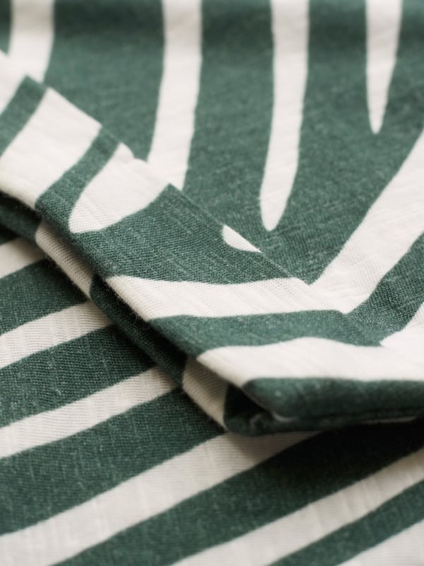 This crew neckline T-shirt features a straight fit and grown-on sleeves for a contemporary feel. Crafted for comfort, it’s an essential piece that can be easily paired with various outfits for a laid-back yet stylish look.