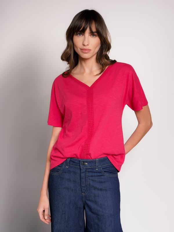 With a soft V neckline and straight fit, this top is accented by delicate cotton lace trim. The slub jersey adds a hint of texture, complemented by grown-on sleeves for an effortless, relaxed look.