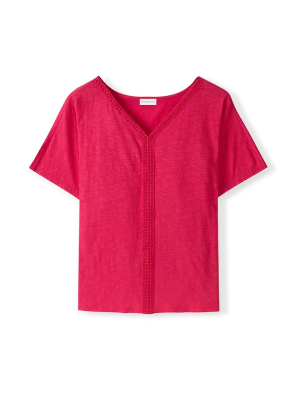 With a soft V neckline and straight fit, this top is accented by delicate cotton lace trim. The slub jersey adds a hint of texture, complemented by grown-on sleeves for an effortless, relaxed look.