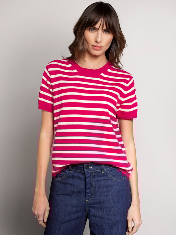 Featuring a classic crew neckline, this T-shirt showcases a straight fit with a striped pattern. The ribbed collar, cuffs, and hem add structure, making it a versatile piece for casual outfits.