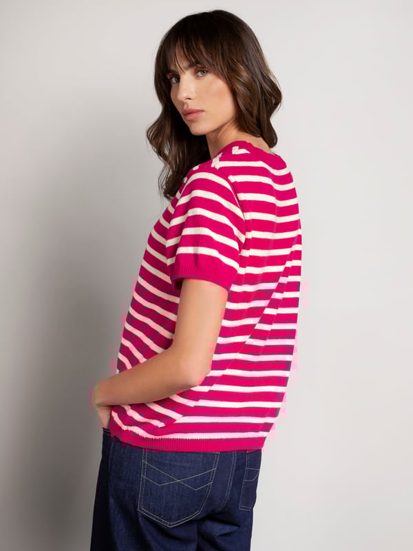 Featuring a classic crew neckline, this T-shirt showcases a straight fit with a striped pattern. The ribbed collar, cuffs, and hem add structure, making it a versatile piece for casual outfits.