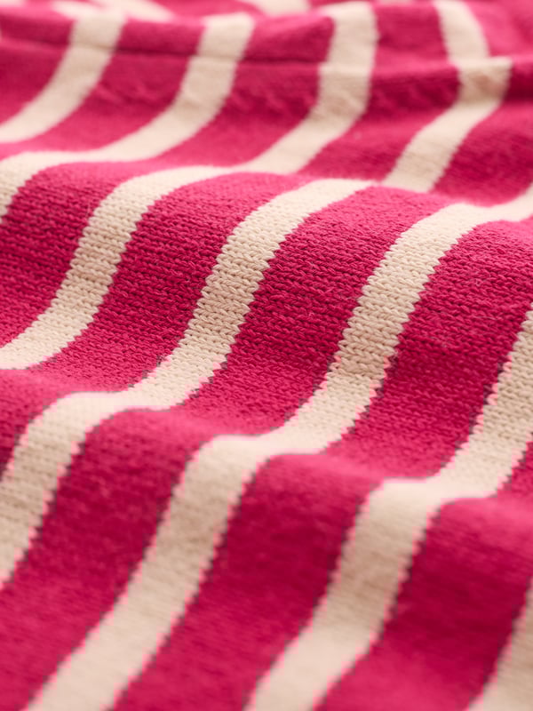 Featuring a classic crew neckline, this T-shirt showcases a straight fit with a striped pattern. The ribbed collar, cuffs, and hem add structure, making it a versatile piece for casual outfits.