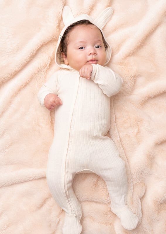 Introduce your little ones to the whimsical world of rabbits with this charming neutral rib baby grow. featuring a rabbit ear design and even a tail for extra cuteness! Crafted with care and comfort in mind. it's the perfect combination of style and comfo.