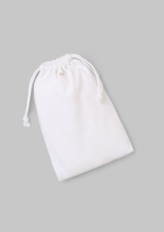 Marcel White Organic cotton collar babygrow Hello little one! This super soft sleepsuit is designed to keep baby warm and cosy. The adorable style is adorned with cute collar and pleat detail. and has been thoughtfully designed with enclosed feet. fold over mitts and no scratchy neck label. making.