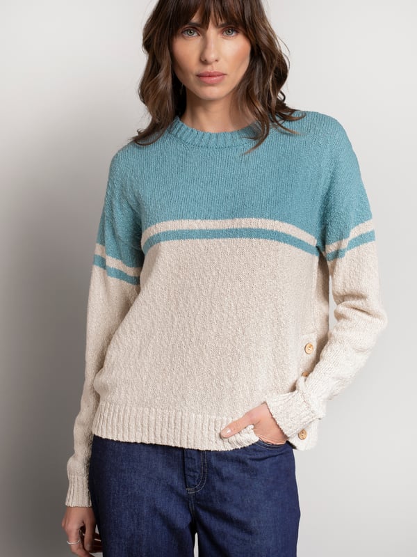This colourblock jumper features a unique slub texture in a cotton-linen blend. Its boxy shape with a crew neckline and side-seam button placket brings a fresh, casual twist, while drop shoulders enhance the relaxed feel.