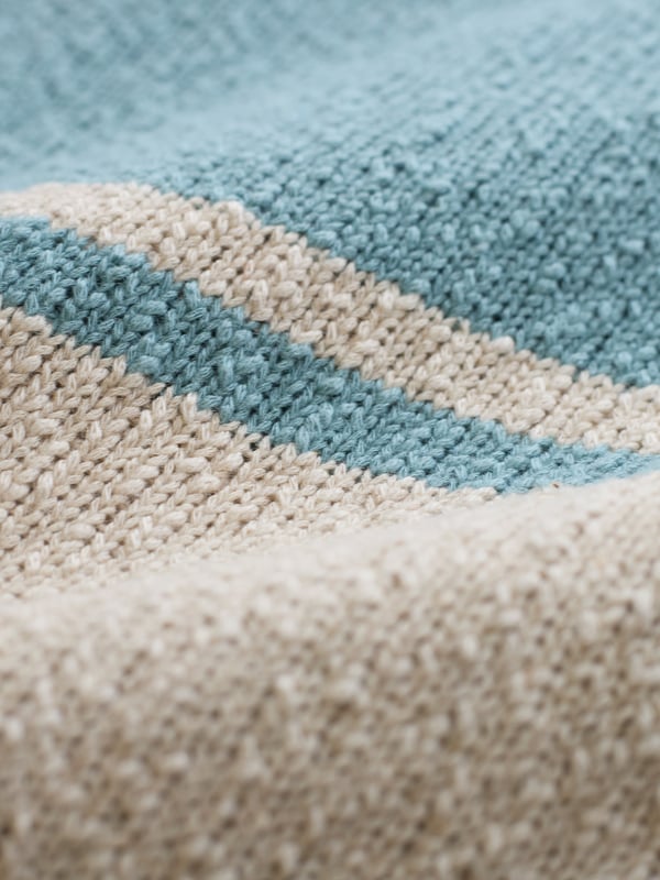 This colourblock jumper features a unique slub texture in a cotton-linen blend. Its boxy shape with a crew neckline and side-seam button placket brings a fresh, casual twist, while drop shoulders enhance the relaxed feel.
