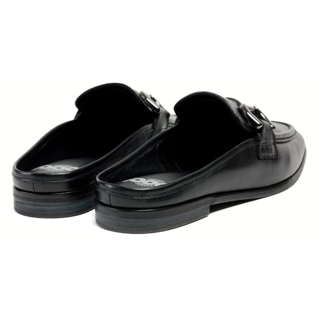 Gemaakt van premium Italiaans leer, bieden onze Mila schoenen duurzaamheid en elegantie. Innovatieve schokabsorberende hakken zorgen voor comfort de hele dag, terwijl de kenmerkende snaffle-accenten een vleugje sophistication toevoegen.