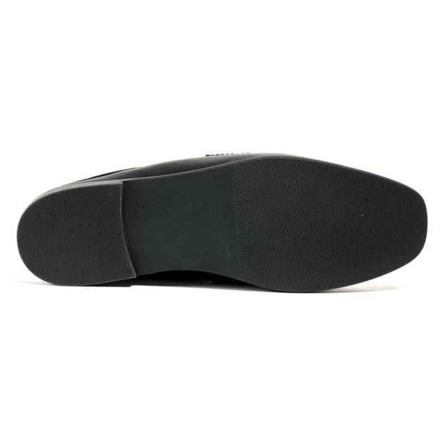 Gemaakt van premium Italiaans leer, bieden onze Mila schoenen duurzaamheid en elegantie. Innovatieve schokabsorberende hakken zorgen voor comfort de hele dag, terwijl de kenmerkende snaffle-accenten een vleugje sophistication toevoegen.