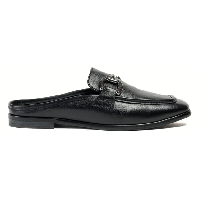 Gemaakt van premium Italiaans leer, bieden onze Mila schoenen duurzaamheid en elegantie. Innovatieve schokabsorberende hakken zorgen voor comfort de hele dag, terwijl de kenmerkende snaffle-accenten een vleugje sophistication toevoegen.