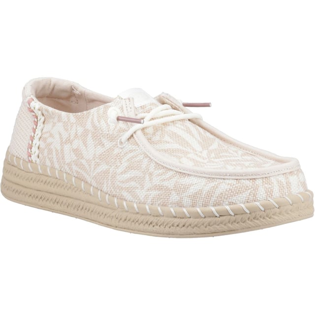 Het strand roept en wij hebben het antwoord: Wendy Espadrille Retro Palm. Deze zonovergoten nieuwe favorieten beschikken over een chunky geweven bovenkant en een coole gemodelleerde espadrille geïnspireerde zool die je van de promenade naar de strandbar laat cruisen.