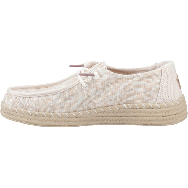 Het strand roept en wij hebben het antwoord: Wendy Espadrille Retro Palm. Deze zonovergoten nieuwe favorieten beschikken over een chunky geweven bovenkant en een coole gemodelleerde espadrille geïnspireerde zool die je van de promenade naar de strandbar laat cruisen.