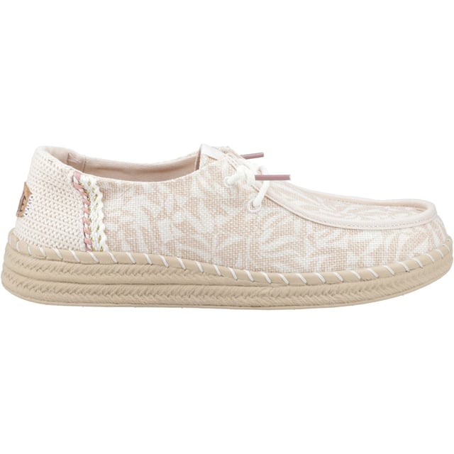 Het strand roept en wij hebben het antwoord: Wendy Espadrille Retro Palm. Deze zonovergoten nieuwe favorieten beschikken over een chunky geweven bovenkant en een coole gemodelleerde espadrille geïnspireerde zool die je van de promenade naar de strandbar laat cruisen.