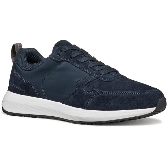 Volpiano ist ein Laufschuh mit modernem urbanen Design, der sowohl Komfort als auch Atmungsaktivität bietet. Mit einem aktiven Gefühl und einem eleganten Erscheinungsbild wurde er aus Wildleder und Stoff gefertigt und wird lässige Outfits sofort aufwerten.