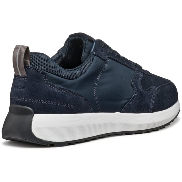 Volpiano ist ein Laufschuh mit modernem urbanen Design, der sowohl Komfort als auch Atmungsaktivität bietet. Mit einem aktiven Gefühl und einem eleganten Erscheinungsbild wurde er aus Wildleder und Stoff gefertigt und wird lässige Outfits sofort aufwerten.