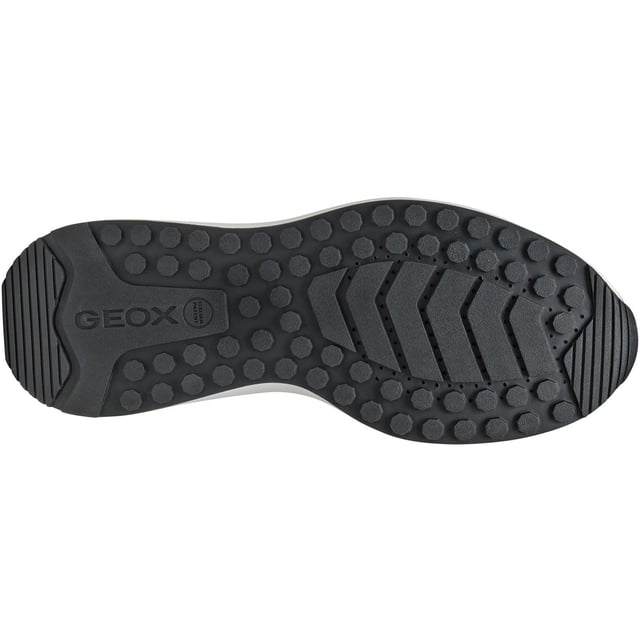 Volpiano ist ein Laufschuh mit modernem urbanen Design, der sowohl Komfort als auch Atmungsaktivität bietet. Mit einem aktiven Gefühl und einem eleganten Erscheinungsbild wurde er aus Wildleder und Stoff gefertigt und wird lässige Outfits sofort aufwerten.