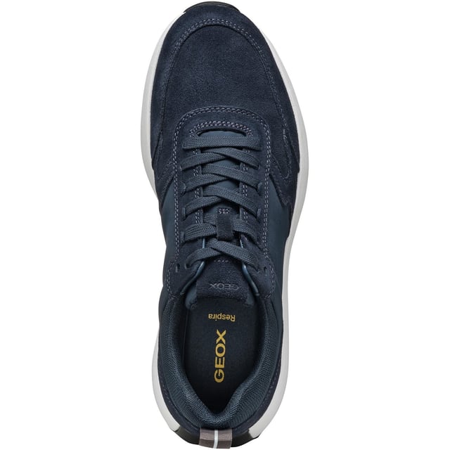 Volpiano ist ein Laufschuh mit modernem urbanen Design, der sowohl Komfort als auch Atmungsaktivität bietet. Mit einem aktiven Gefühl und einem eleganten Erscheinungsbild wurde er aus Wildleder und Stoff gefertigt und wird lässige Outfits sofort aufwerten.