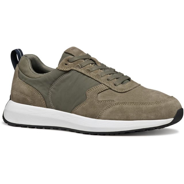 Volpiano ist ein Laufschuh mit modernem urbanen Design, der sowohl Komfort als auch Atmungsaktivität bietet. Mit einem aktiven Gefühl und einem eleganten Erscheinungsbild wurde er aus Wildleder und Stoff gefertigt und verleiht lässigen Outfits sofort das gewisse Etwas.