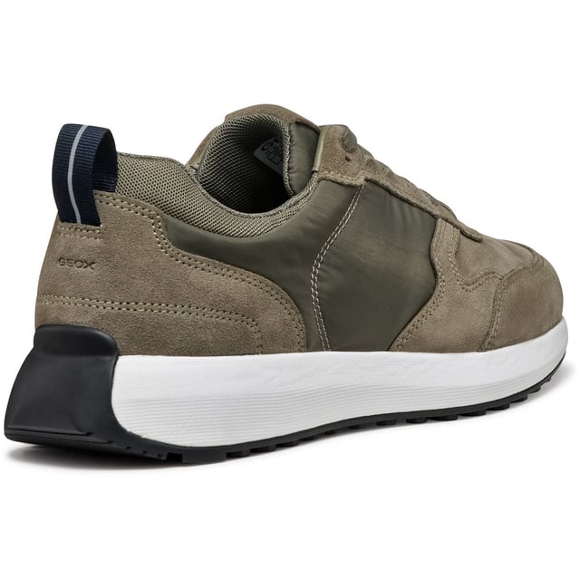 Volpiano ist ein Laufschuh mit modernem urbanen Design, der sowohl Komfort als auch Atmungsaktivität bietet. Mit einem aktiven Gefühl und einem eleganten Erscheinungsbild wurde er aus Wildleder und Stoff gefertigt und verleiht lässigen Outfits sofort das gewisse Etwas.