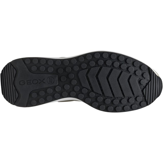 Volpiano ist ein Laufschuh mit modernem urbanen Design, der sowohl Komfort als auch Atmungsaktivität bietet. Mit einem aktiven Gefühl und einem eleganten Erscheinungsbild wurde er aus Wildleder und Stoff gefertigt und verleiht lässigen Outfits sofort das gewisse Etwas.