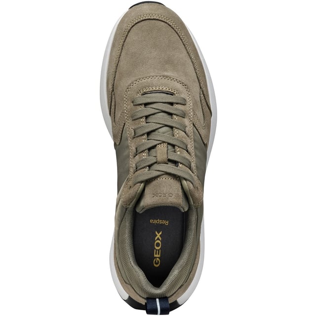 Volpiano ist ein Laufschuh mit modernem urbanen Design, der sowohl Komfort als auch Atmungsaktivität bietet. Mit einem aktiven Gefühl und einem eleganten Erscheinungsbild wurde er aus Wildleder und Stoff gefertigt und verleiht lässigen Outfits sofort das gewisse Etwas.