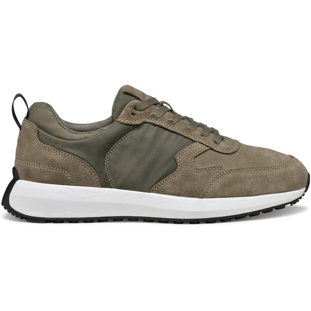 Volpiano ist ein Laufschuh mit modernem urbanen Design, der sowohl Komfort als auch Atmungsaktivität bietet. Mit einem aktiven Gefühl und einem eleganten Erscheinungsbild wurde er aus Wildleder und Stoff gefertigt und verleiht lässigen Outfits sofort das gewisse Etwas.