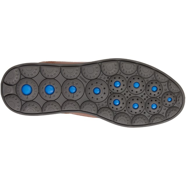 Spherica EC12 ist ein ultra-gepolsterter Sneaker mit einem Design, das Sie leichtfüßig hält. Aus Leder gefertigt, strahlt er eine authentische Atmosphäre aus, die ihn für viele Anlässe geeignet macht, von Arbeitstagen bis hin zu Wochenenden in der Stadt.