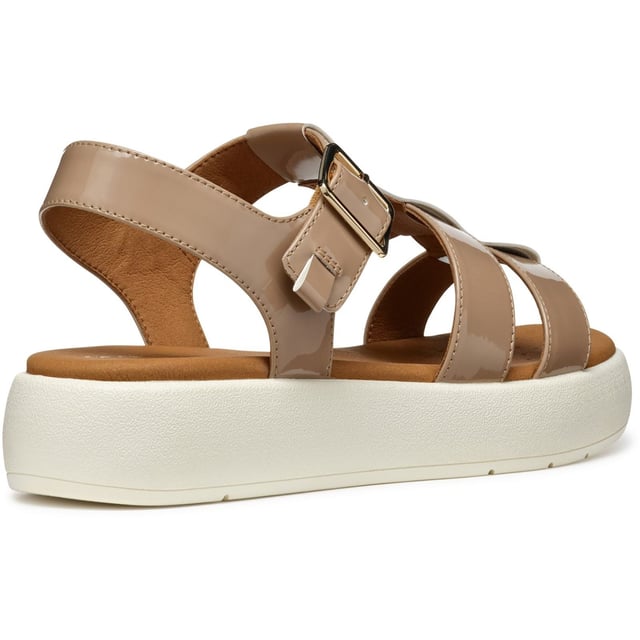 Camalei ist eine dynamisch aussehende Sandale mit einer leichten Struktur, die auf einer flexiblen und stadtgerechten Flatform-Sohle ruht. Sie besteht aus einem Material mit Lackleder-Effekt und sorgt für hohen Komfort, was sie zur perfekten Ergänzung für Kleidung an warmen Tagen macht.