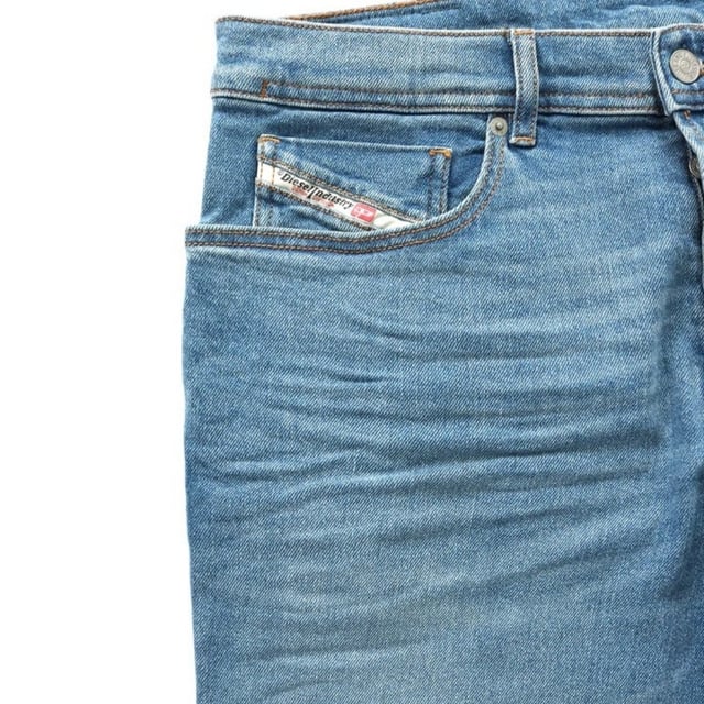 Vaqueros de corte estándar en azul claro de Diesel, bragueta de botones, 99 % algodón, 1 % elastano, pernera recta, insignia de la marca Diesel