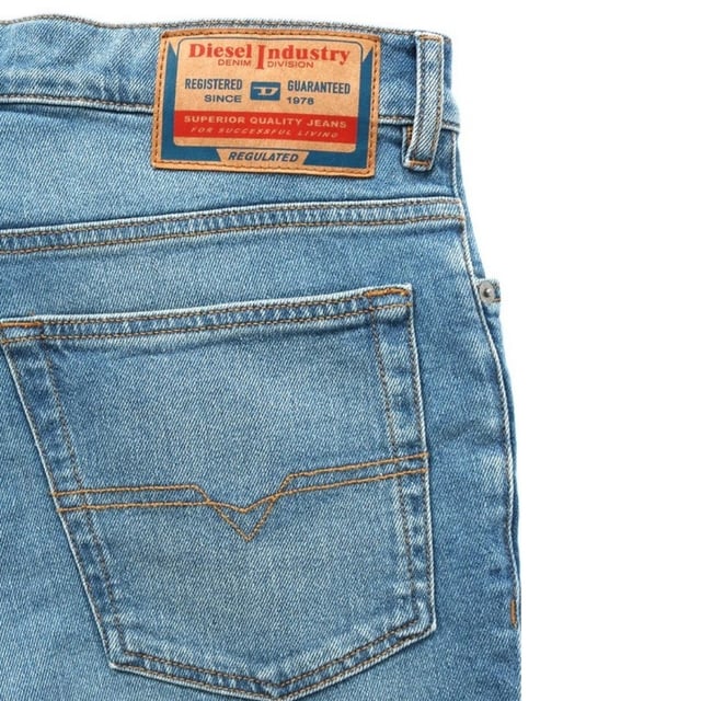 Vaqueros de corte estándar en azul claro de Diesel, bragueta de botones, 99 % algodón, 1 % elastano, pernera recta, insignia de la marca Diesel