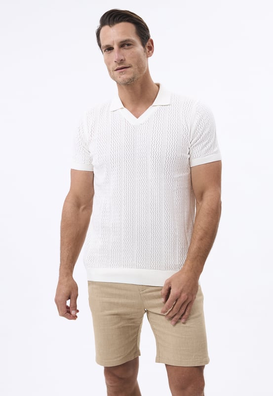 Bringen Sie Ihre Garderobe auf ein neues Level mit der perfekten Kombination aus Komfort und zeitlosem Stil. Dieses kurzärmelige Hemd von Felix Hardy besteht aus 100 % hochwertiger Baumwolle und bietet Atmungsaktivität sowie ein weiches Tragegefühl – ideal für warme Tage. Der leichte, gewebte Baumwollstoff sorgt für optimale Luftzirkulation, hält Sie kühl und verleiht gleichzeitig einen gepflegten Look. Die kurzen Ärmel und die taillierte Passform machen es vielseitig einsetzbar – perfekt für sowohl legere als auch semi-formelle Anlässe. Mit einer langlebigen, hochwertigen Verarbeitung bietet dieses Hemd eine lange Lebensdauer und behält auch nach mehreren Wäschen seine Form und Farbe. Ob mit Chinos für einen smart-casual Look oder mit Jeans für einen entspannten Stil – dieses Hemd passt sich mühelos jeder Gelegenheit an.