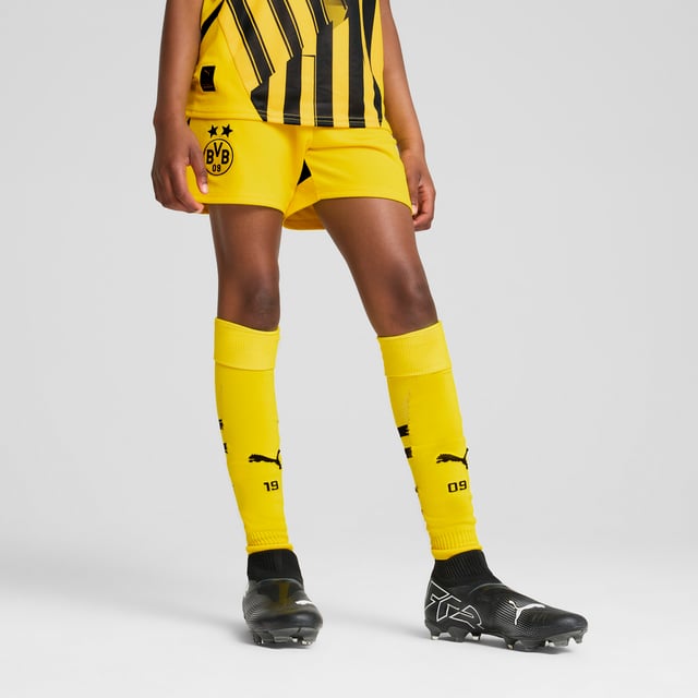 PRODUCT STORY: Hit the pitch like BVB's finest in these football shorts. They're made from sweat-wicking material to keep you cool in the tensest moments of the game and are finished with the team's crest on the leg. FEATURES & BENEFITS: dryCELL: Performance technology designed to wick moisture from the body and keep you free of sweat during exercise; As part of the RE:FIBRE program, this garment is made of at least 95% recycled material from textile waste and other used materials. DETAILS: Regular fit; 170 gsm, Jacquard; Mesh inserts; Medium rise; Elasticated waistband with drawstring; Official team branding; PUMA Youth: Recommended for older kids between 8 and 16 years.