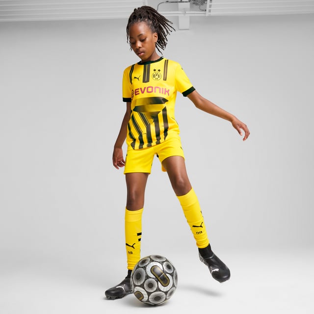 PRODUCT STORY: Hit the pitch like BVB's finest in these football shorts. They're made from sweat-wicking material to keep you cool in the tensest moments of the game and are finished with the team's crest on the leg. FEATURES & BENEFITS: dryCELL: Performance technology designed to wick moisture from the body and keep you free of sweat during exercise; As part of the RE:FIBRE program, this garment is made of at least 95% recycled material from textile waste and other used materials. DETAILS: Regular fit; 170 gsm, Jacquard; Mesh inserts; Medium rise; Elasticated waistband with drawstring; Official team branding; PUMA Youth: Recommended for older kids between 8 and 16 years.