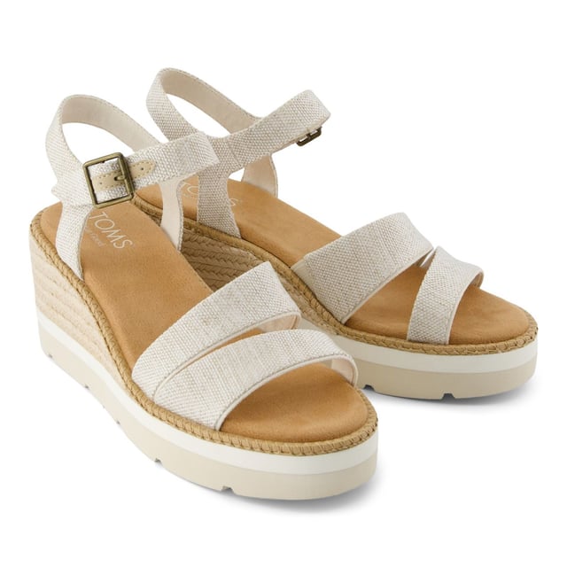 The women's Darya Sandal is a platform wedge with all the functional features for the comfort-obsessed like an ultra-lightweight midsole with a stylish rope wrap detail, and an adjustable ankle strap for an easy, secure fit.