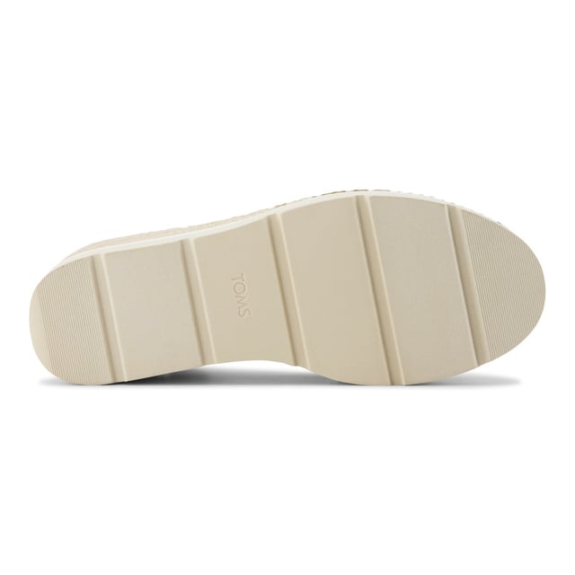 The women's Darya Sandal is a platform wedge with all the functional features for the comfort-obsessed like an ultra-lightweight midsole with a stylish rope wrap detail, and an adjustable ankle strap for an easy, secure fit.