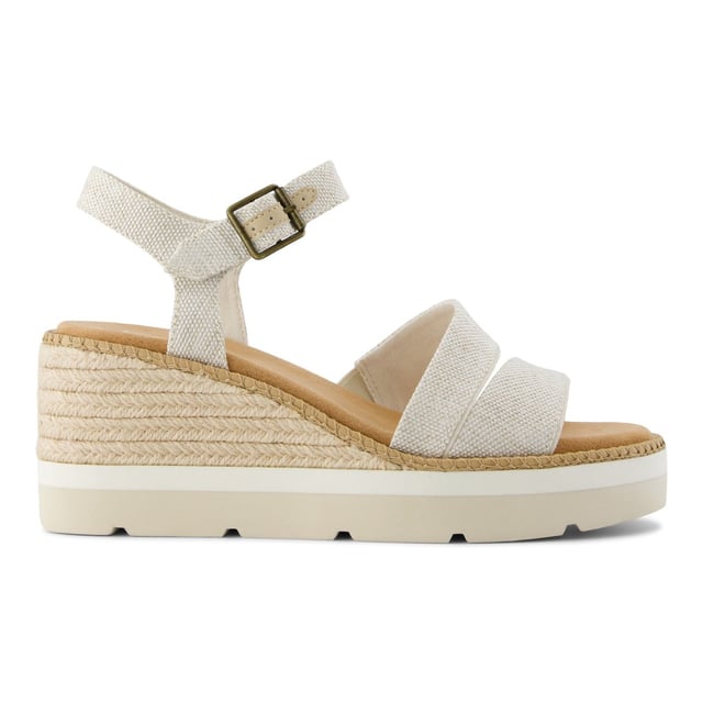 The women's Darya Sandal is a platform wedge with all the functional features for the comfort-obsessed like an ultra-lightweight midsole with a stylish rope wrap detail, and an adjustable ankle strap for an easy, secure fit.