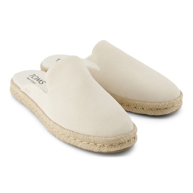 Inspiriert von den klassischen Smoking-Schuhen, wurde unser Santiago-Mule mit einem schlichten Design und einer juteummantelten Zwischensohle für ein stilvolles Gefühl entworfen.