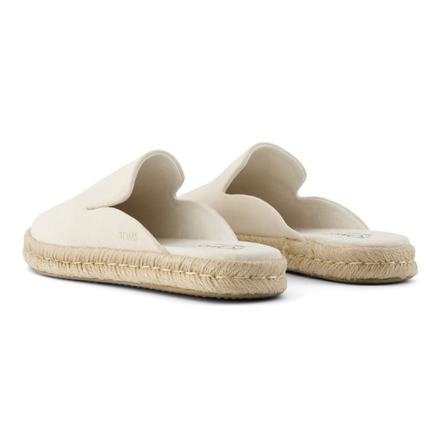 Inspiriert von den klassischen Smoking-Schuhen, wurde unser Santiago-Mule mit einem schlichten Design und einer juteummantelten Zwischensohle für ein stilvolles Gefühl entworfen.