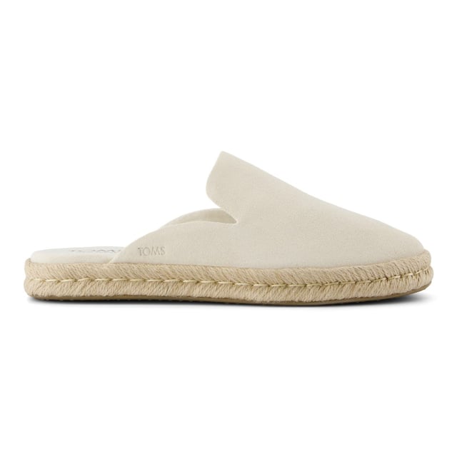 Inspiriert von den klassischen Smoking-Schuhen, wurde unser Santiago-Mule mit einem schlichten Design und einer juteummantelten Zwischensohle für ein stilvolles Gefühl entworfen.